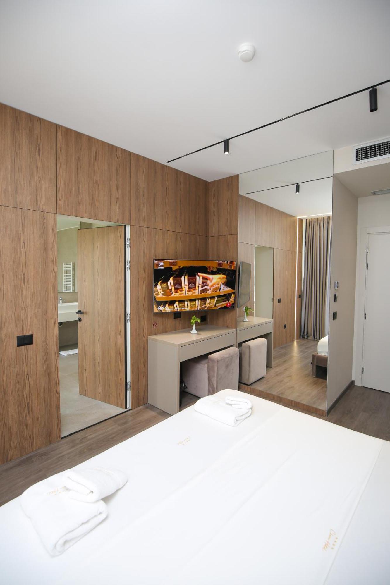 Charm Hotel Vlore Exterior photo